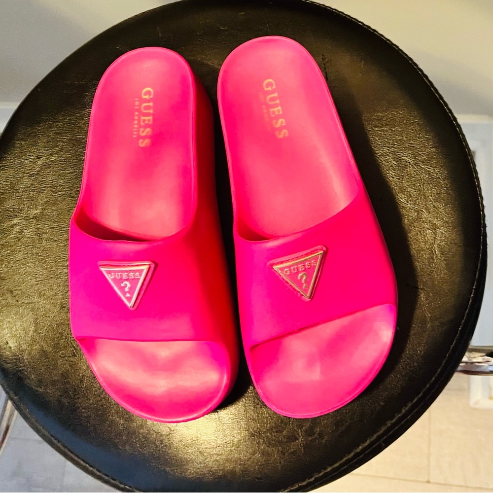 GUESS FUSCIA SLIDES - Picture 2 of 3